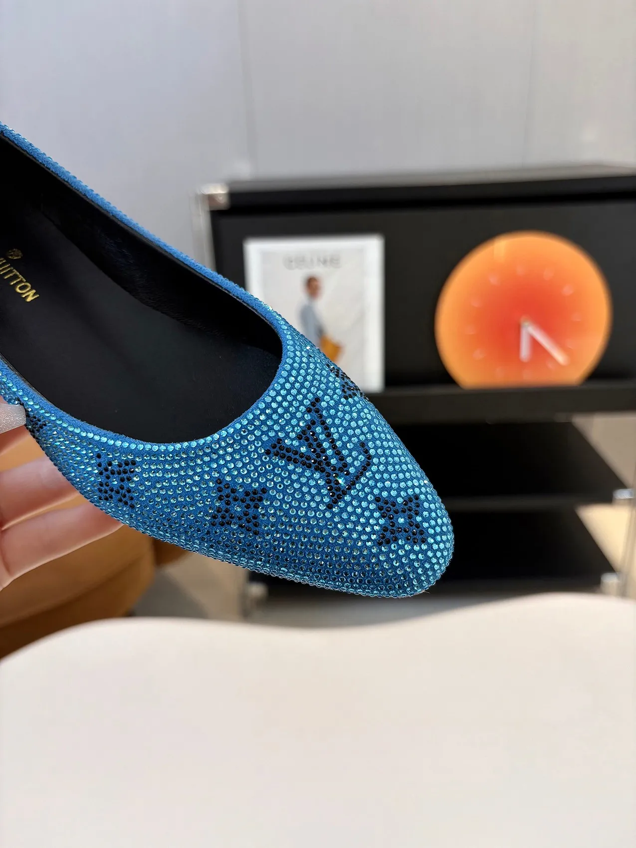 👟👟Ex-factory price 520👟👟 Louis Vuitton Louis Vuitton, 2025 flat shoes, modern and fashionable in one! Meet love when you turn a corner, release a strong aura like a queen, and capture everyone's attention instantly! Fabric: LV classic presbyopia + glittering diamonds + Yang Jing Lining/foot pads: imported lambskin leather outsole Size number: 35-41